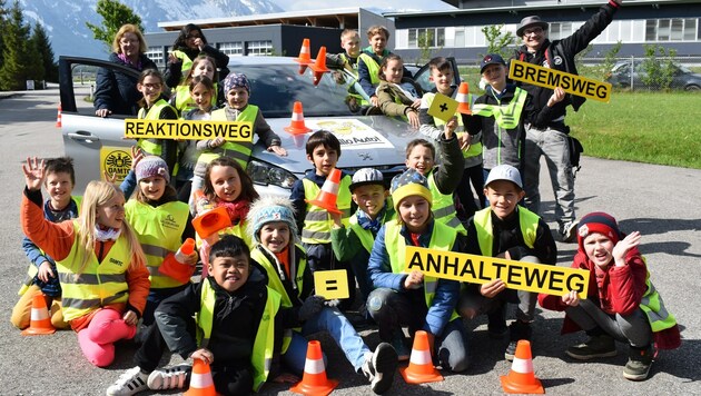 Das ÖAMTC-Verkehrssicherheitsprogramm „Hallo Auto“ begeisterte die Kinder der Volksschule Parsch (Bild: ALOISIA GURTNER/ÖAMTC)