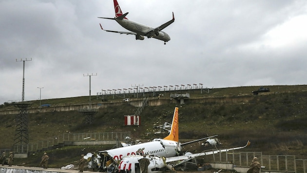 Auf dem Istanbuler Flughafen Sabiha Gökcen herrscht nach dem Crash wieder Normalbetrieb. (Bild: AP)