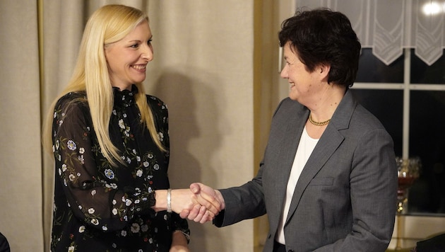 Bezirkshauptfrau-Stellvertreterin Margarete Aumayr-Feitzlmayr (r.) gratulierte Gabi Aicher von der ÖVP zum Wahlerfolg in Pichl. (Bild: Wenzel Gerhard)