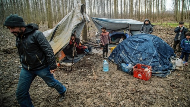 Monatelang haben zahlreiche Migranten in Serbien und Bosnien-Herzegowina ausgeharrt. (Bild: EPA)