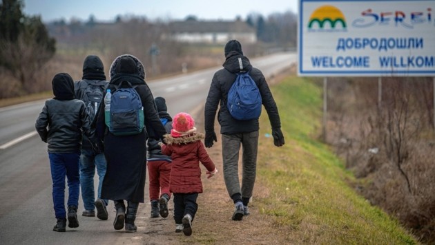 Nach den zahlreichen Versuchen junger Männer, den ungarischen Grenzzaun zu überwinden, begaben sich nun Dutzende Familien mit Kindern zum Ort des Geschehens. (Bild: EPA)