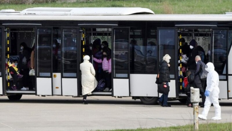 Mit Bussen wurden Passagiere in Italien in die Quarantäne-Stationen gebracht. (Bild: AFP)