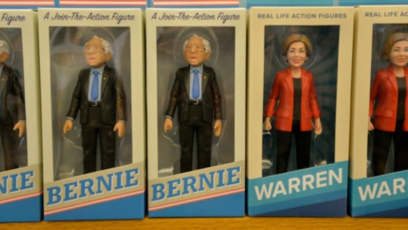 Wahlkampf „Made in USA“: Von den demokratischen Kandidaten Bernie Sanders und Elizabeth Warren gibt es auch Action-Figuren. (Bild: AFP)