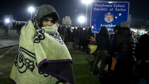 Die serbische Polizei beendete die „Versammlung“ vor der ungarischen Grenze in der Nacht auf Freitag. (Bild: APA/AFP/Istvan HUSZTI)
