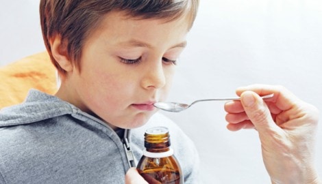 Durch diverse Geschmacksrichtungen ist Hustensaft für die meisten Kinder kein Problem. (Bild: stock.adobe.com)