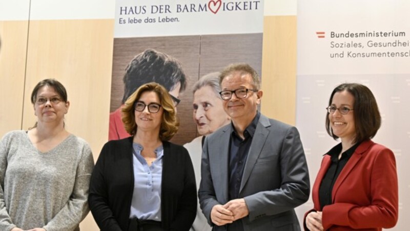 (v.l.n.r.): Claudia Sengeis, pflegende Angehörige, Andrea Kapounek - Geschäftsführerin Haus der Barmherzigkeit, Sozialminister Rudolf Anschober (Grüne), Maria Katharina Moser, Direktorin der Diakonie Österreich (Bild: APA/HANS PUNZ)