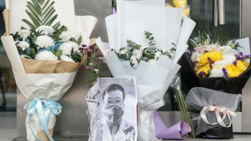 Bild und Blumen erinnern vor dem Spital an Wenliang. (Bild: AFP)