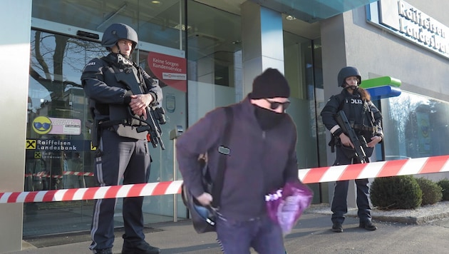Nach der Flucht des Täters wurde die Bank streng bewacht (Bild: Schütz, Polizei)
