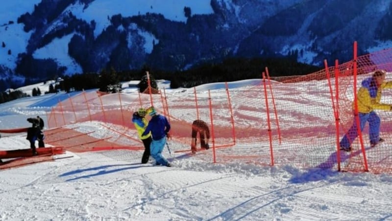 Die Arbeiten an den Sicherheitsnetzen auf der Schneekristall-Strecke sind in vollem Gange (Bild: Tourismusverband Saalbach Hinterglemm)