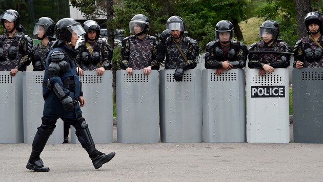 Polizisten in Kasachstan (Symbolbild) (Bild: APA/AFP/Vyacheslav OSELEDKO)