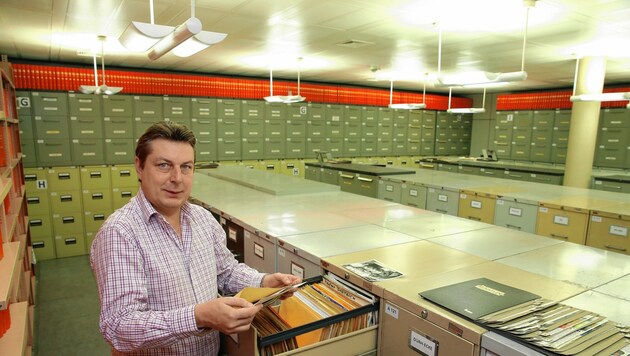 Martin Kriegel kennt das Ladensystem des alten Archivs wie seine Westentasche. (Bild: Klemens Groh)