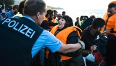 Ein Frontex-Einsatz auf der griechischen Insel Lesbos (Bild: AFP)