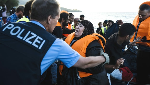 Ein Frontex-Einsatz auf der griechischen Insel Lesbos (Bild: AFP)