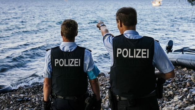 Frontex-Beamte auf Lesbos (Bild: AFP)