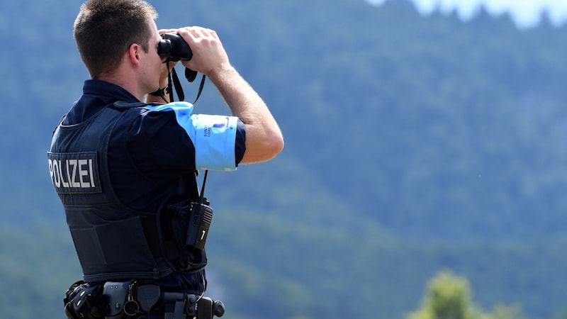 Ein Frontex-Beamter an der albanisch-griechischen Grenze (Bild: AFP)