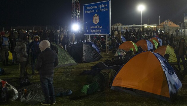 Migranten an der serbisch-ungarischen Grenze (Bild: The Associated Press)