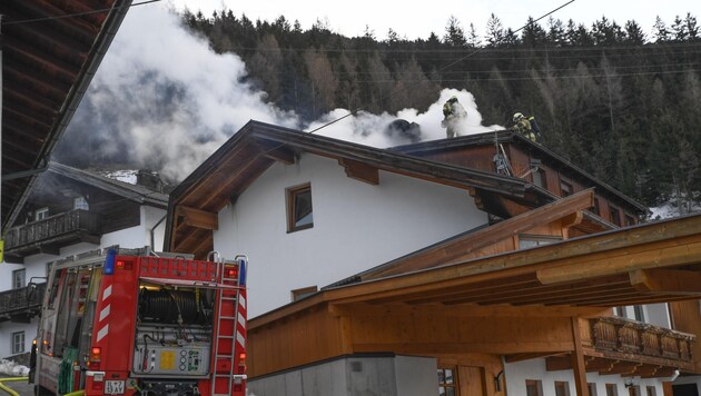 In Steinach am Brenner im Bereich Mauern brach heute gegen 07:15 ein Brand in einem Einfamilienhaus aus. (Bild: Zeitungsfoto.at/Team)