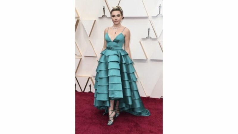 Florence Pugh in einer türkisen Robe von Louis Vuitton (Bild: 2020 Invision)