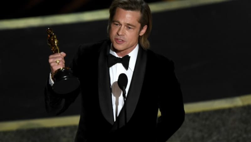 Brad Pitt mit seinem Oscar für seine Rolle in „Once Upon A Time ... In Hollywood“ (Bild: Chris Pizzello/Invision/AP)