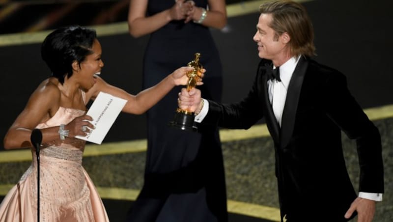 Regina King überreichte Brad Pitt seinen Oscar. (Bild: Chris Pizzello/Invision/AP)