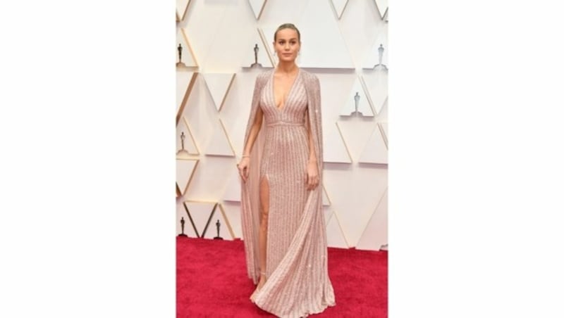 Brie Larson in einer Glitzerrobe mit sexy Dekolleté von Celine (Bild: 2020 Getty Images)