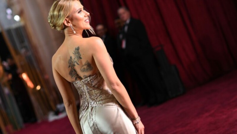 Scarlett Johansson zeigte ihr XXL-Rückentattoo und ihre knackige Kehrseite. (Bild: AFP)