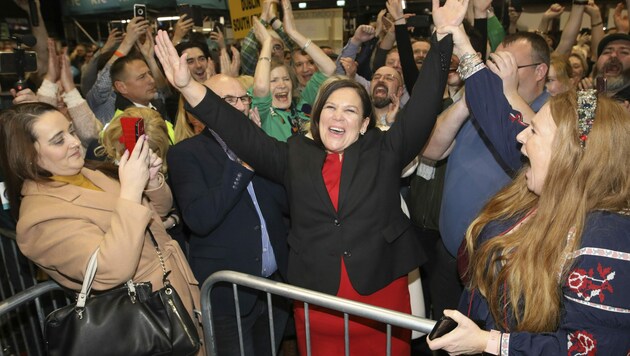 Sinn-Fein-Chefin Mary Lou McDonald feiert mit Parteifreunden. (Bild: AP)