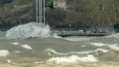 Wellen von über einem Meter Höhe am Bodensee. (Bild: APA/DIETMAR STIPLOVSEK)