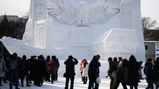 Zum ersten Mal in der Geschichte muss das Schneefestival im japanischen Sapporo ohne eigenen Schnee auskommen. (Bild: AFP)