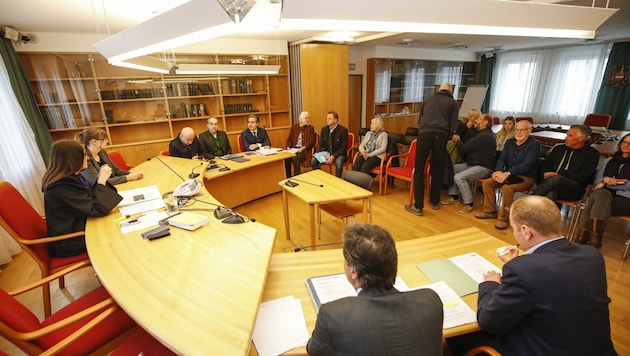 Im Verhandlungssaal des Bezirksgerichts Hallein: Rechtsanwälte und Geklagte (oben), Vertreter der Kläger (unten). (Bild: Tschepp Markus)