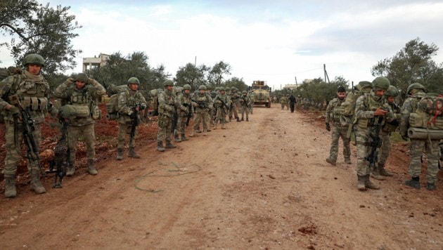 Türkische Soldaten im syrischen Dorf Qaminas, wenige Kilometer südöstlich der Provinzhauptstadt Idlib. (Bild: APA/AFP/OMAR HAJ KADOUR)