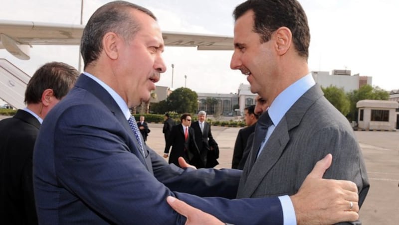 Jänner 2011: Damals war das Verhältnis des türkischen Präsidenten Recep Tayyip Erdogan (li.) mit seinem syrischen Nachbarn Assad noch intakt. (Bild: AFP PHOTO/HO/SANA)