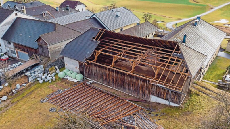 In der Ortschaft Hennerbach in Sarleinsbach wurde ein Teil eines Daches von einer Landwirtschaft abgedeckt (Bild: FOTOKERSCHI.AT / KERSCHBAUMMAYR)