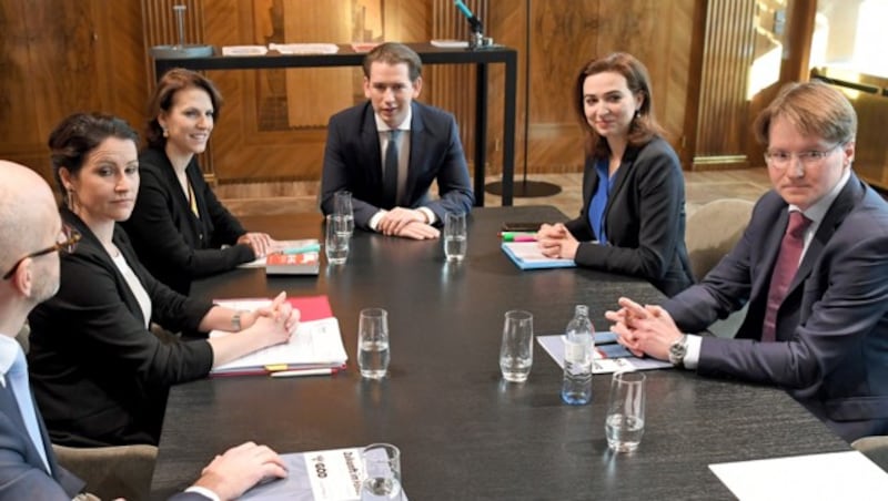 Kurz bei der Justiz-„Aussprache“ am Montag, flankiert von den Ministerinnen Zadic (re.) und Karoline Edtstadler (Bild: APA/ROLAND SCHLAGER)