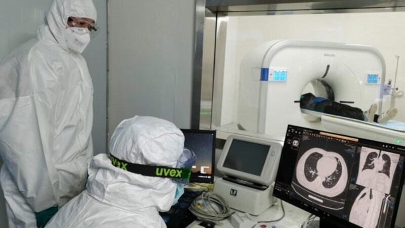 Ärzte scannen die Lunge eines Coronavirus-Patienten in China. (Bild: AP/Xinhua)