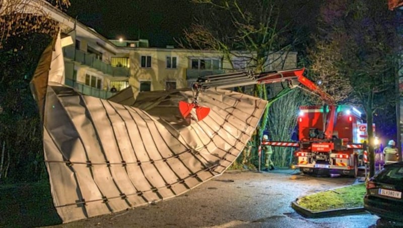 In der Salzburger Fürstallergasse hat der Sturm ein Blechdach abgedeckt. (Bild: Markus Tschepp)