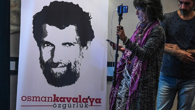 Der auf diesem Plakat abgebildete Aktivist Osman Kavala wurde kurz nach seinem Freispruch erneut festgenommen. (Bild: AFP)