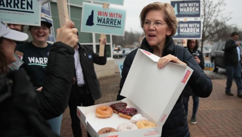 Da hat sich das Warten gelohnt: Präsidentschaftskandidatin Warren brachte ihren Unterstützern in New Hampshire die amerikanische Spezialität Donuts mit. (Bild: 2020 Getty Images)