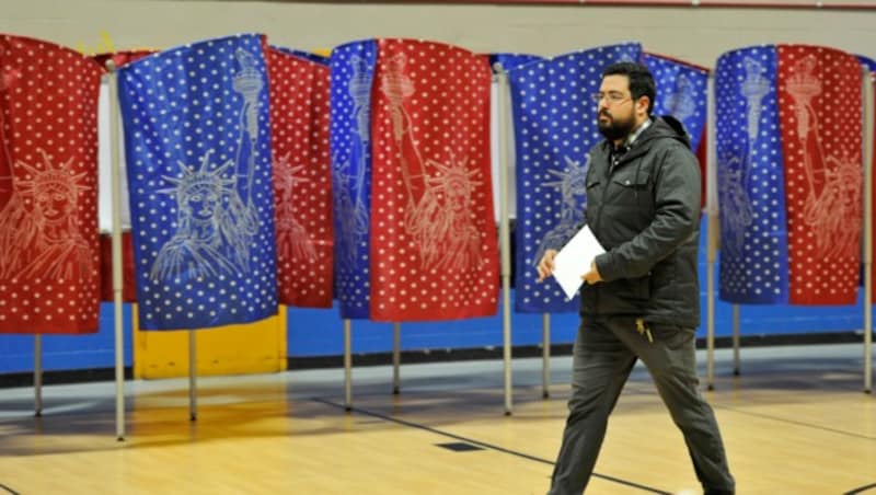 In dieser Volksschule in Manchester, New Hampshire, wählten die Wahlberechtigten ihren Kandidaten in einer patriotischen Wahlkabine. (Bild: AFP)