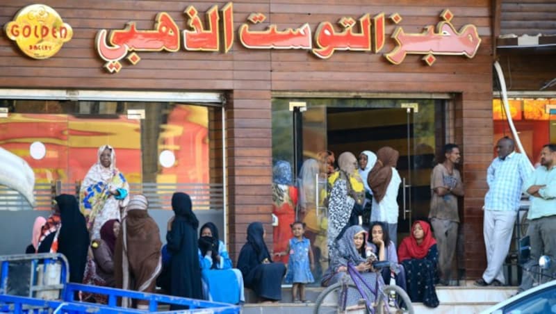 Lange Schlangen vor einer Bäckerei in der sudanesischen Hauptstadt Khartum. (Bild: AFP)