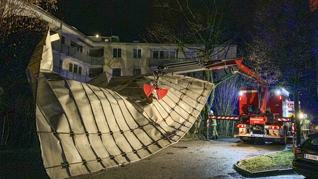 Vier-Stunden-Einsatz: 37 Feuerwehrmänner zerschnitten das Dach und transportierten es ab. (Bild: Tschepp Markus)