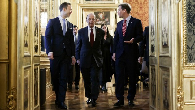 Finanzminister Gernot Blümel (ÖVP), US-Handelsminister Wilbur Ross und US-Botschafter Trevor Traina (Bild: APA/BMF/ANDY WENZEL)