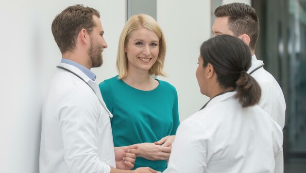 ÖVP-Politikerin Christine Haberlander, hier (symbolhaft) im Gespräch mit Ärztin und Ärzten. Nicht immer hilft das Lächeln. (Bild: Weber)