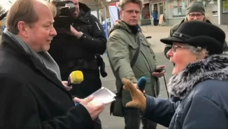 Hamburgs AfD-Chef Dirk Nockemann bekam von der älteren Dame so einiges zu hören. (Bild: Screenshot/YouTube.com)