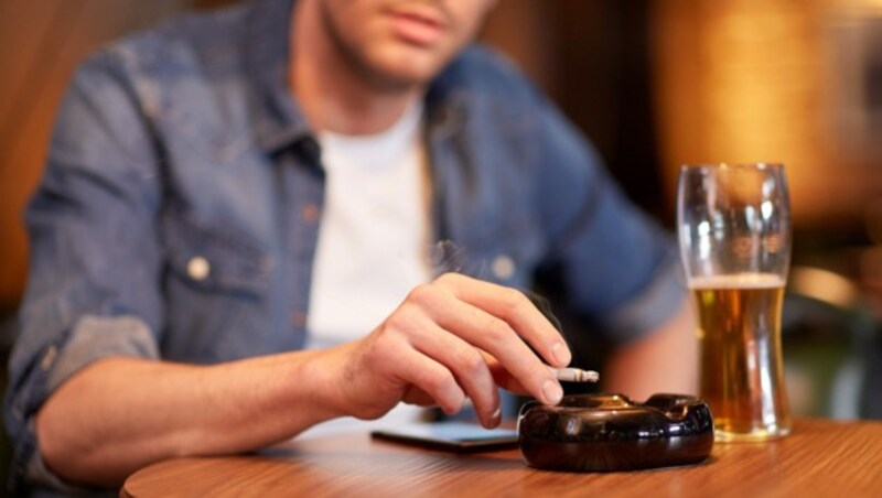 Männer trinken im Schnitt mehr Alkohol und rauchen häufiger. (Bild: Syda Productions/stock.adobe.com)