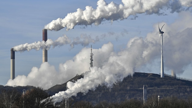 Eine BP-Raffinerie in Gelsenkirchen: Der britische Öl- und Gasgigant verstärkt seine Bemühungen und möchte bis 2050 klimaneutral werden. (Bild: AP)