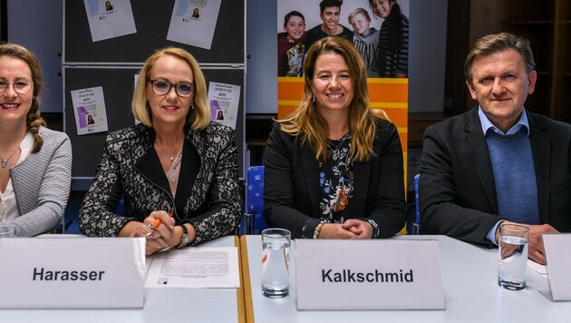 Präsentierten eine „Zwischenbilanz“: Theresa Luxner vom ZeSa, Elisabeth Harasser und Ulrike Kalkschmid („KiJa“) sowie Reinhard Halder, Geschäftsführer des Jugendlands Innsbruck. (Bild: LIEBL Daniel)