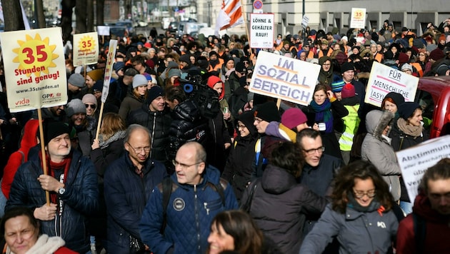 Demonstriert wurde in den vergangenen Jahren schon mehrmals für bessere Rahmenbedingungen in der Sozialwirtschaft. (Bild: APA/HELMUT FOHRINGER)