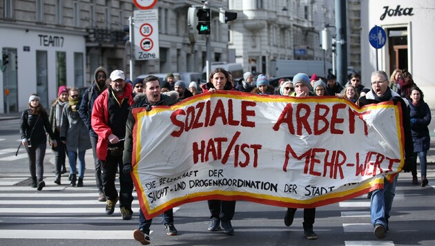 In Wien verlegten rund 1000 Mitarbeiter der Branche ihren Streik vor das Sozialministerium. (Bild: Tomschi Peter)