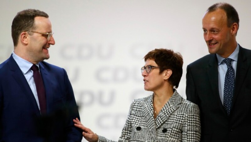 Wer wird Nachfolger von „AKK“? Gesundheitsminister Jens Spahn (l.) und Friedrich Merz (r.) haben ihre Kandidatur für den Parteivorsitz bereits angekündigt. (Bild: AFP)